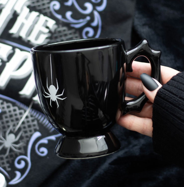 Tazza nera con ragno